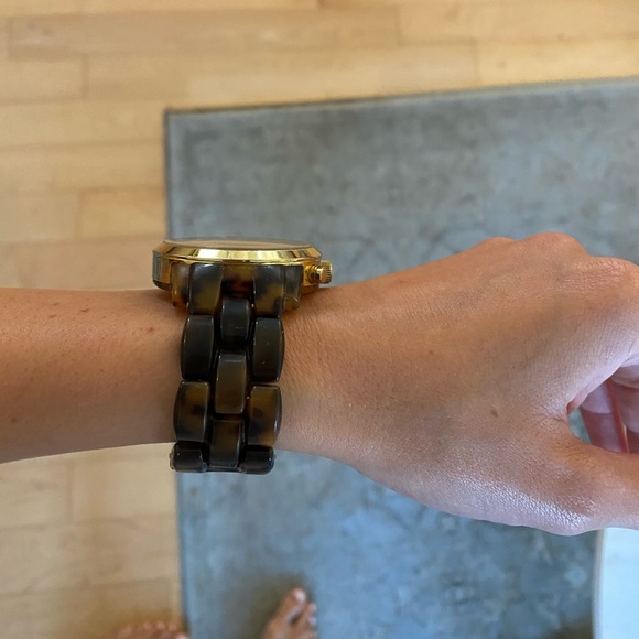Michael Kors Tortoise Watch- Excellent Condition! - Picture 3 of 6